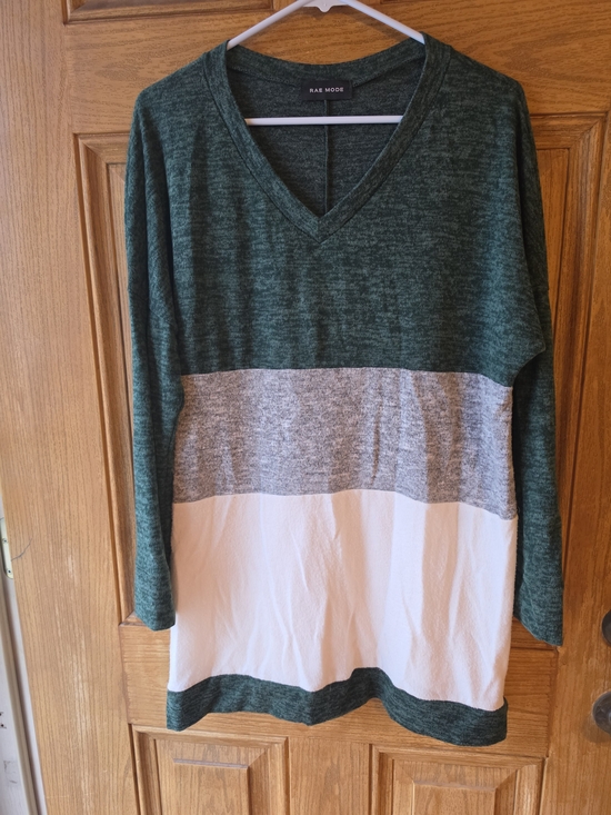 rae mode Sweaters - Rae Mode Women's Green Colorblock V-Neck Long Sleeve Top